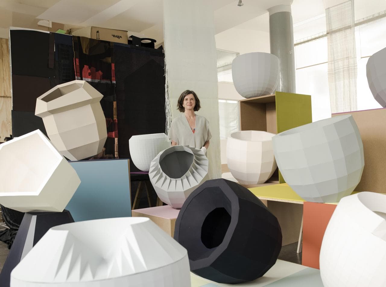 Hella Jongerius e i suoi Colour Catchers, contenitori sfaccettati 3D, che mostrano come luce e ombra alterino la percezione del colore (Roel van Tour)

&nbsp;

