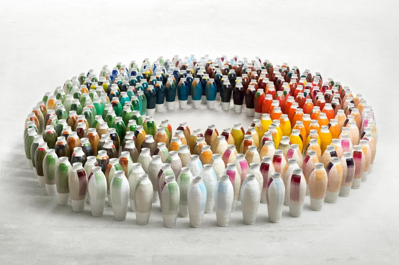 Coloured Vases, Series 3, 2010. I vasi fanno da tela a sperimentazioni con nuovi e antichi pigmenti (Vitra Design Museum, foto Andreas S&uuml;tterlin)

&nbsp;
