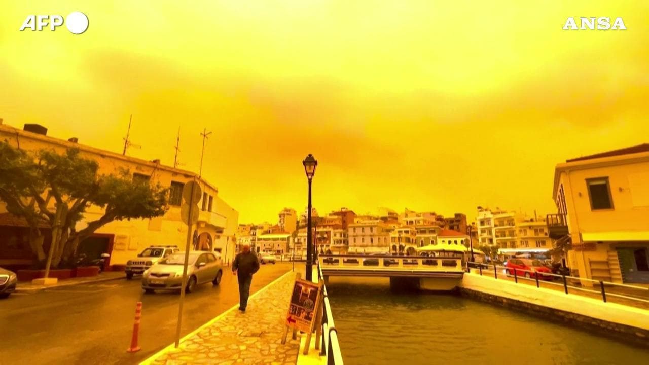 Grecia, tempesta di sabbia su Creta: il cielo si tinge di arancione