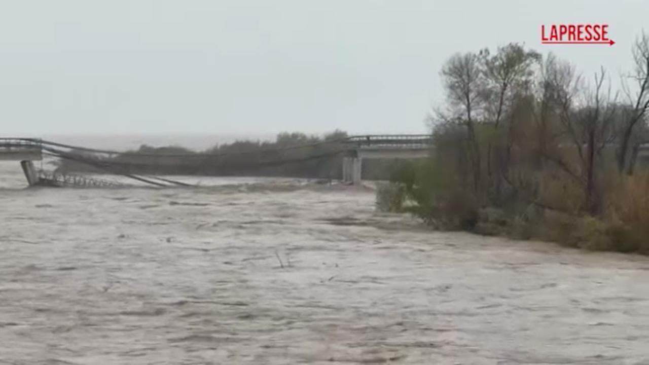 Molise, crolla il ponte sul Trigno: le immagini della Statale 16 spezzata in due