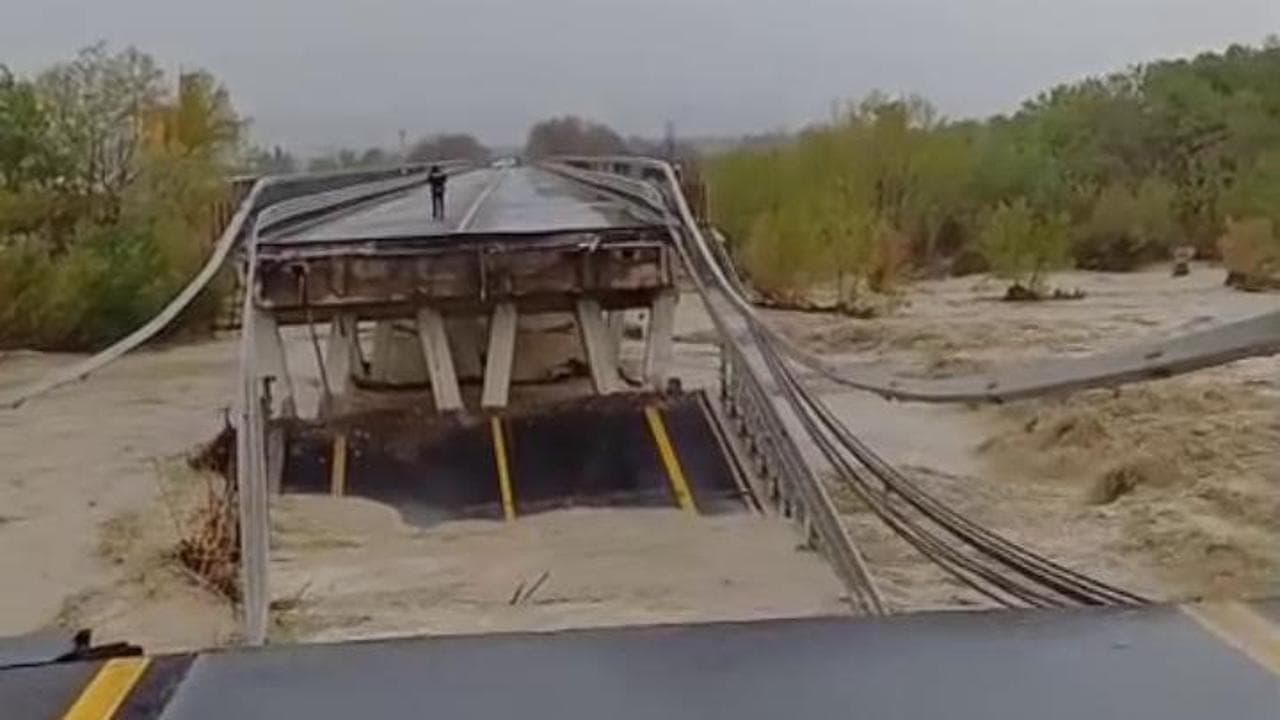Sul ponte in Molise, i vigili del fuoco sul tratto crollato del Trigno
