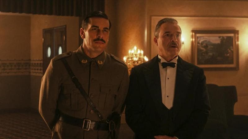 Mario Casas (sinistra) interpreta il tenente Medina, Alberto San Juan è invece Genaro nel film di Manuel Gómez Pereira