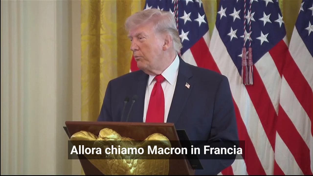 Trump attacca di nuovo Macron: "Si sta ancora riprendendo dal pugno che gli ha dato la moglie"