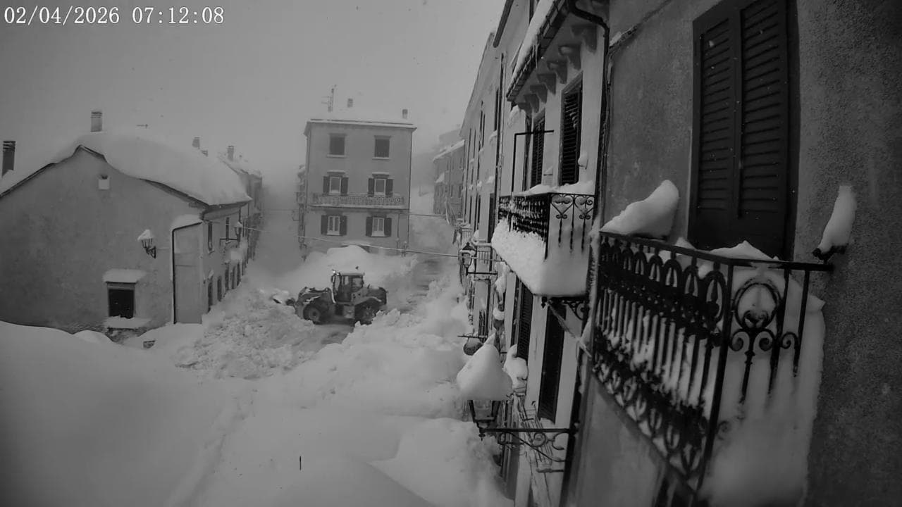 Emergenza neve, il Molise isolato: Capracotta sommersa, mezzi in azione