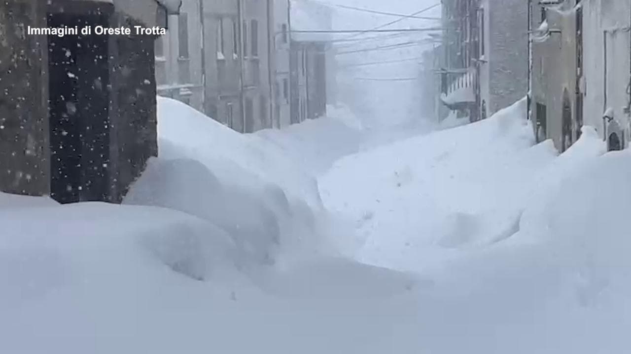 Maltempo in Molise, Capracotta inghiottita dalla neve: due metri e paese scavato a cunicoli