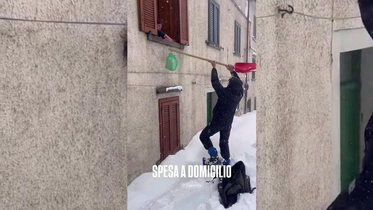 Molise, a Capracotta sommersa dalla neve i volontari aiutano le persone più fragili