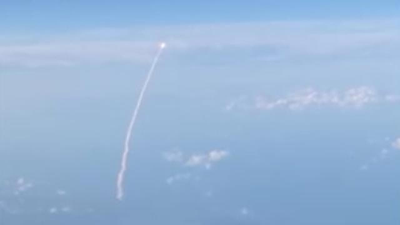 Artemis, l'eccezionale ripresa della partenza fatta da una passeggera a bordo di un volo di linea