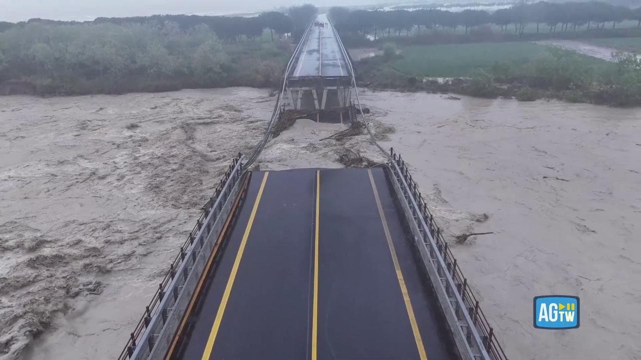Maltempo in Molise, ponte crolla sul fiume Trigno: le immagini del drone
