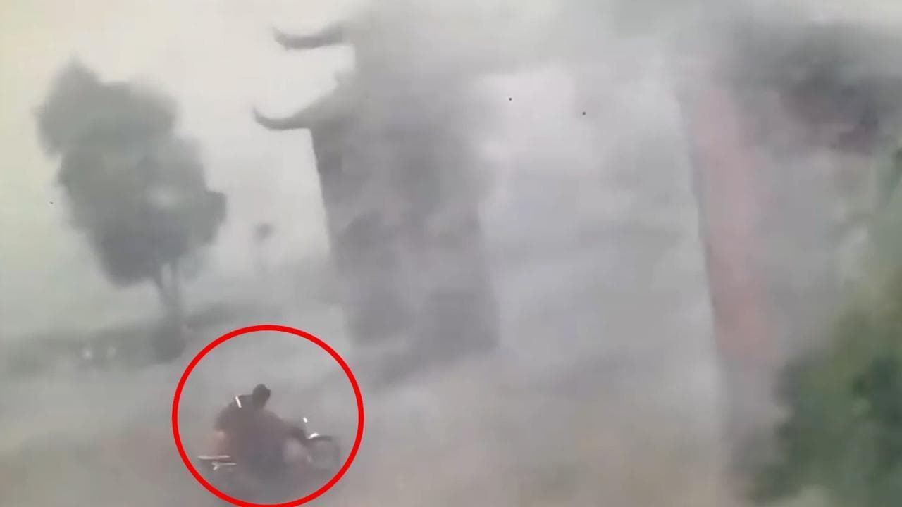 Cina, il vento abbatte un arco cerimoniale: motociclista salvo all'ultimo istante