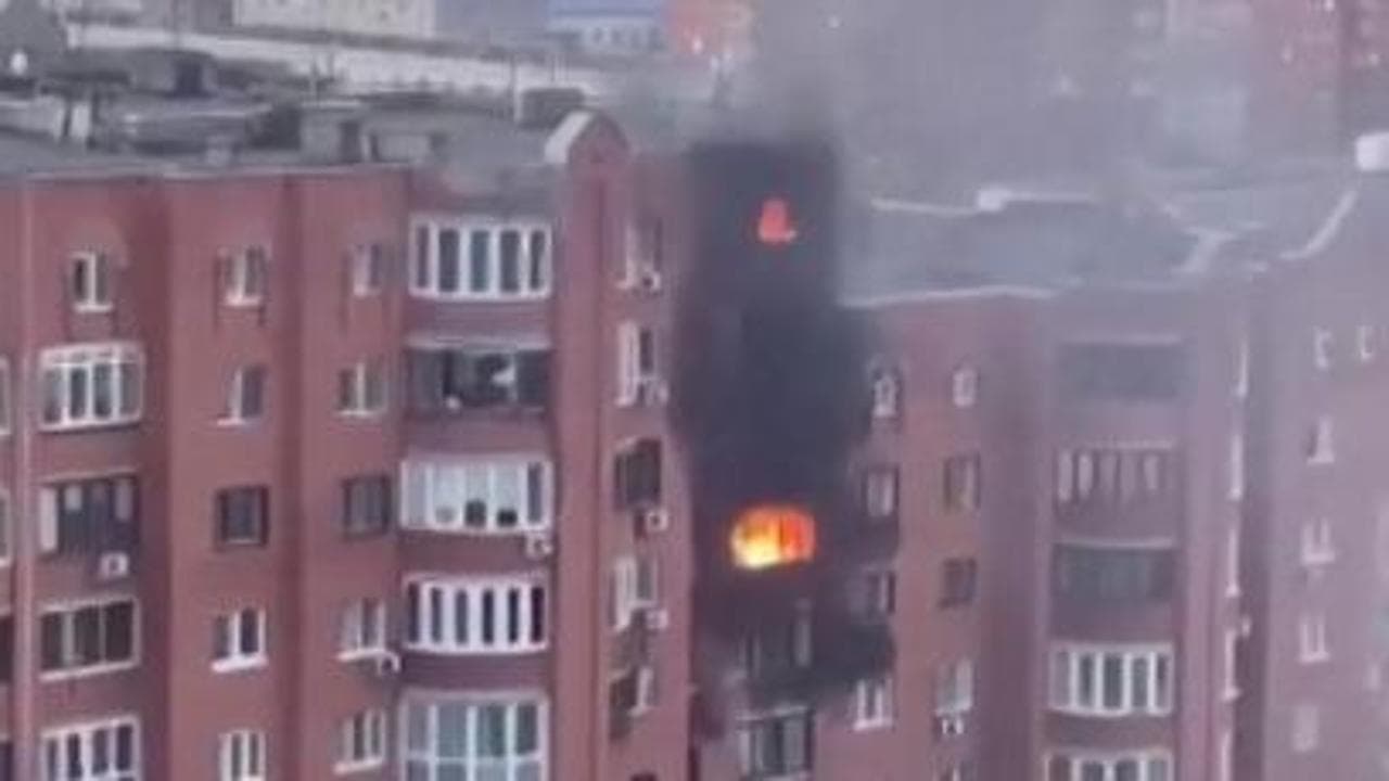 Ucraina attacca con droni la raffineria di Ufa, in Russia. Colpito anche un palazzo, nessuna vittima