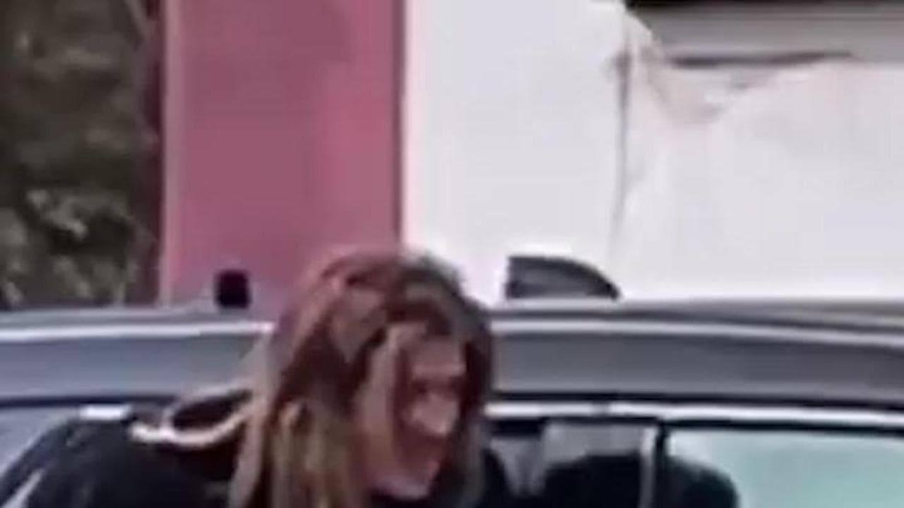Usa, ammanettata evade dalla custodia della polizia: la spettacolare fuga dal finestrino dell'auto