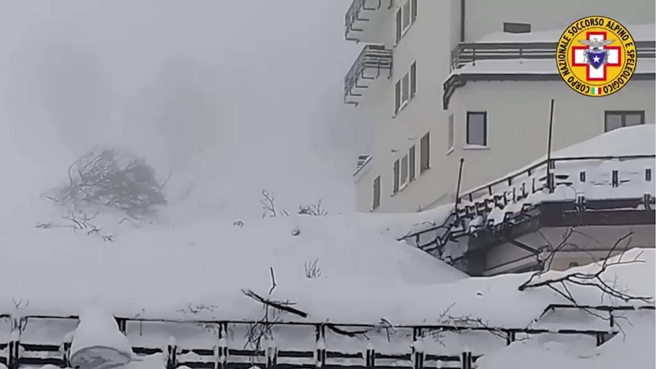 Slavina sul Gran Sasso sfiora un residence e attraversa la strada provinciale