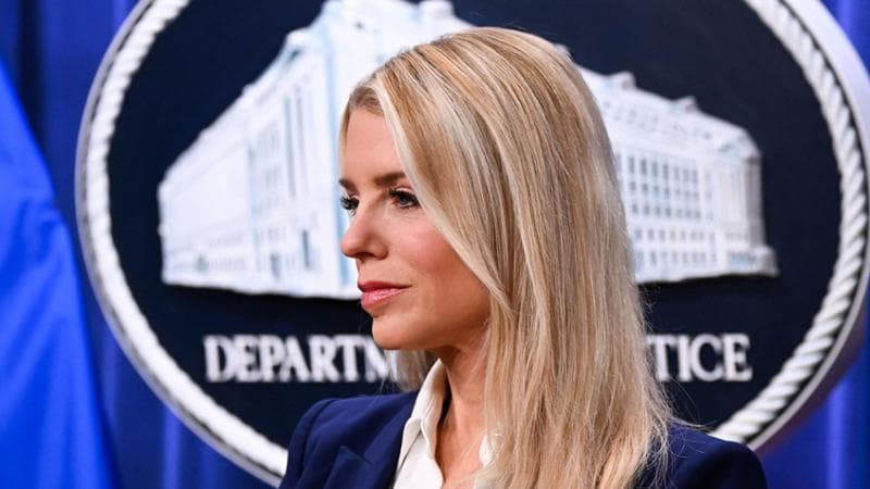 Trump licenzia la procuratrice generale Pam Bondi, media Usa: “Paga la gestione del caso Epstein”