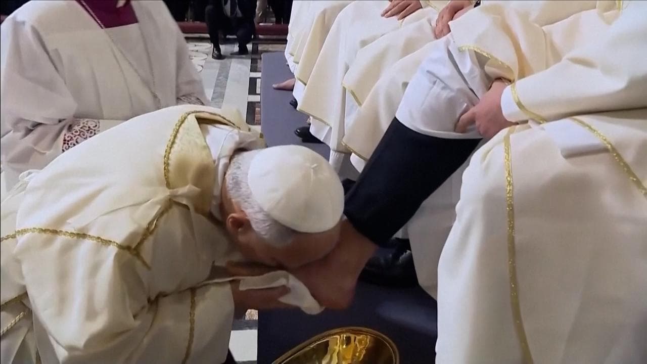 Papa Leone XIV lava e bacia i piedi a 12 sacerdoti: "No a chi vuole vincere uccidendo”