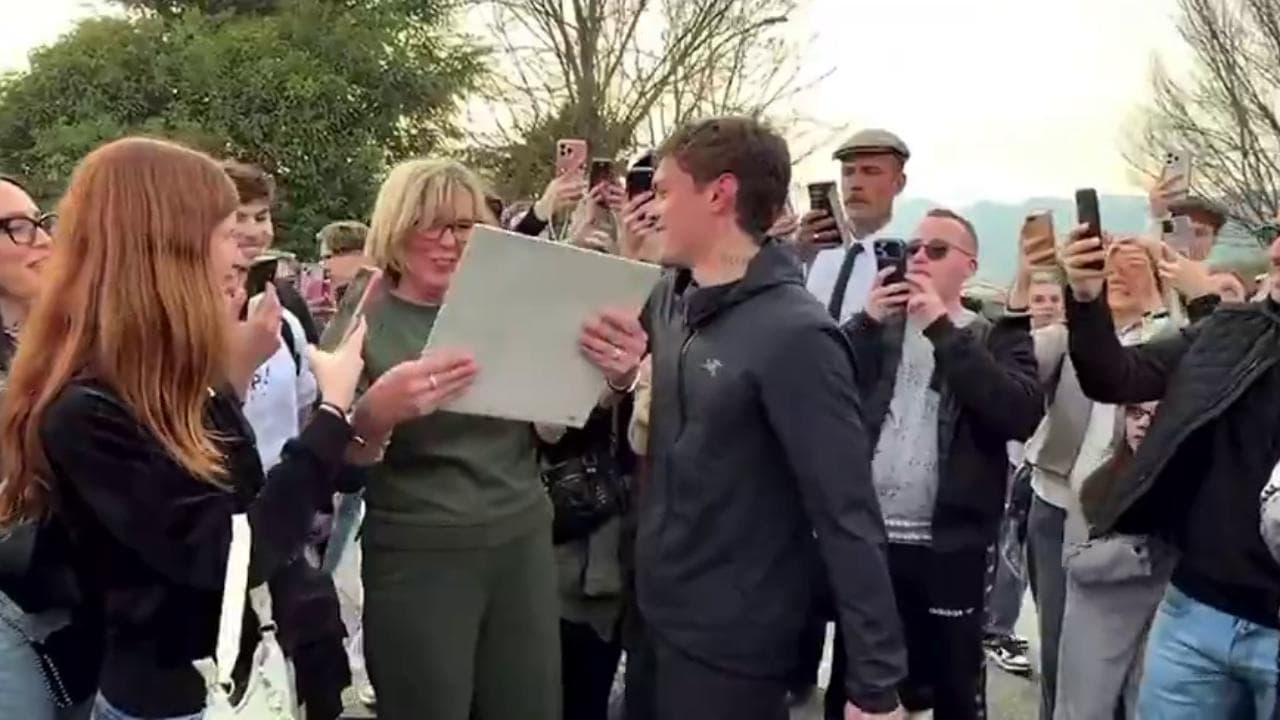 Le lacrime di Blanco, 42  km a piedi per consegnare il vinile del nuovo album alla madre