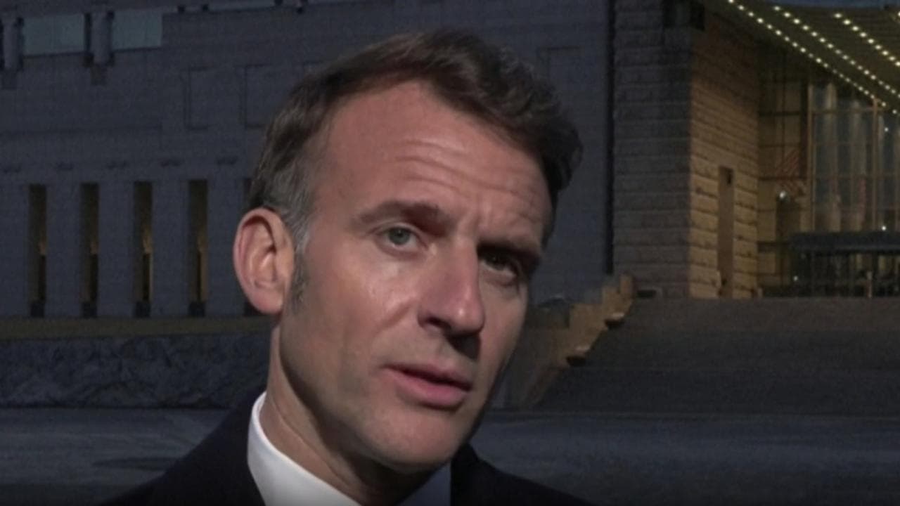 Macron a Trump: "Non può continuare a contraddirsi ogni giorno. Serve serietà, non è uno show"