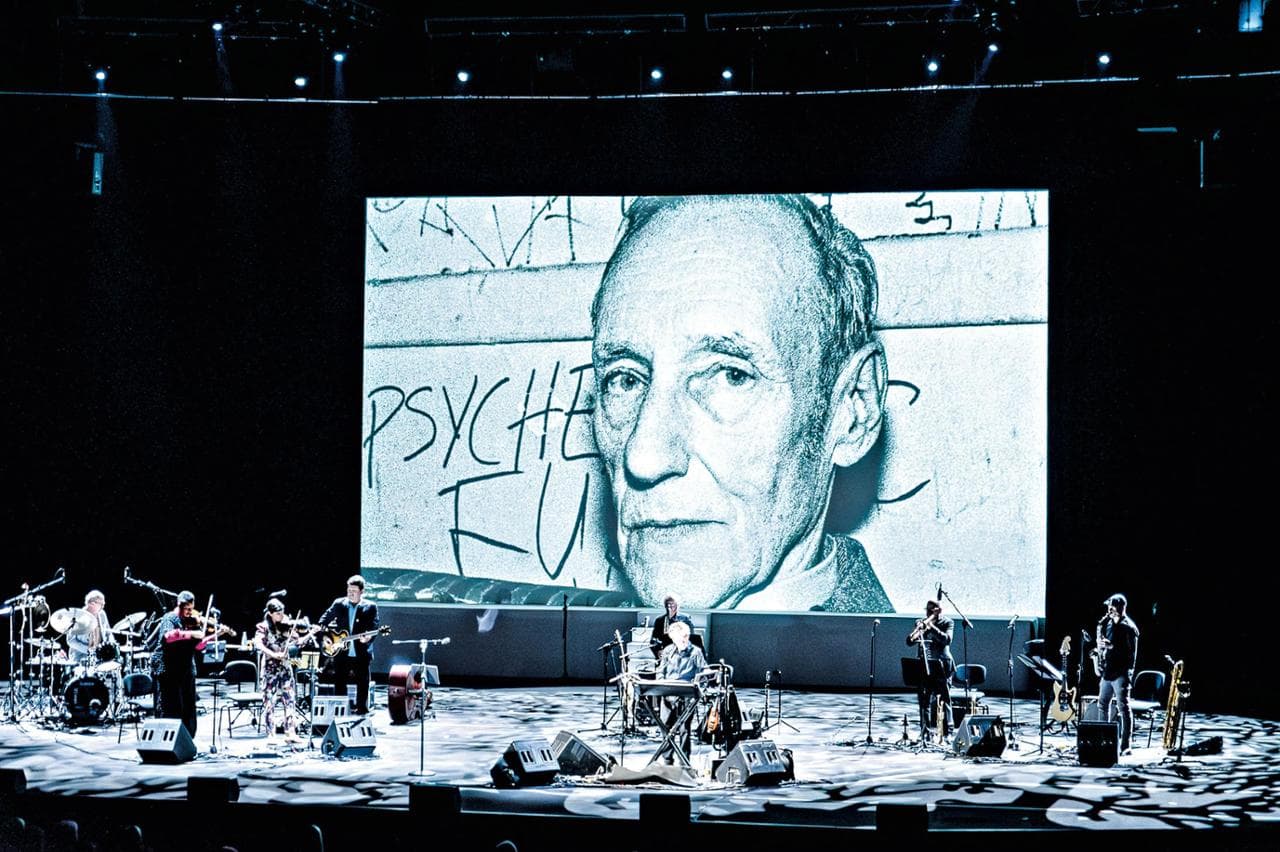 Una proiezione di William Burroughs durante lo spettacolo di Laurie Anderson

