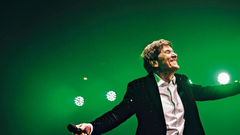 Gianni Morandi: “A 81 anni non smetto. Mio figlio Pietro? Cambia spesso idea ma canterà con me”