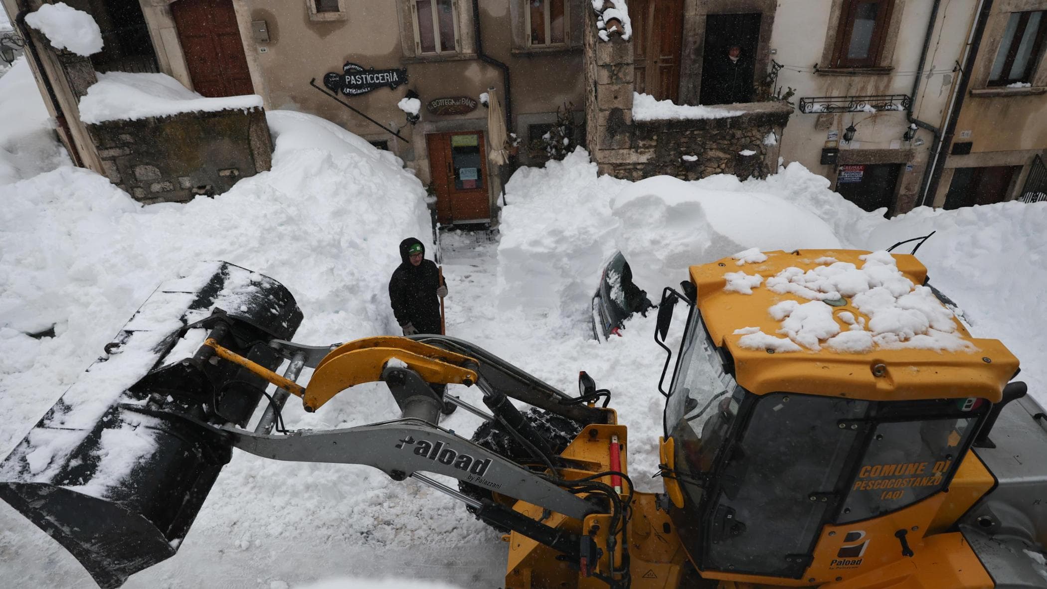 Maltempo, allerta rossa su Abruzzo, Molise, Puglia. L’uomo disperso era al telefono con la moglie