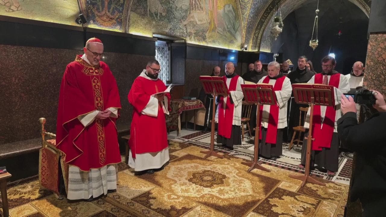 Aperta dopo le proteste la chiesa del Santo Sepolcro, la celebrazione del patriarca Pizzaballa