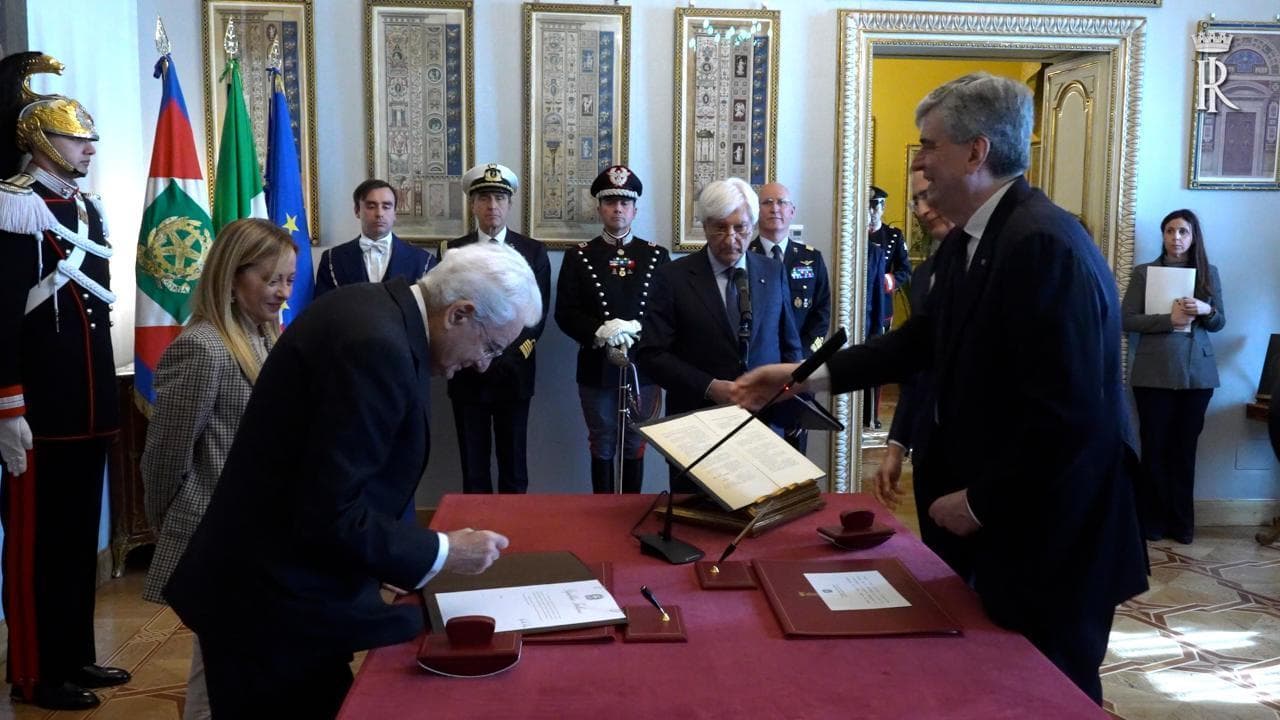 L'emozione di Mazzi durante il giuramento: dà la mano a Meloni, ma Mattarella non ha ancora firmato