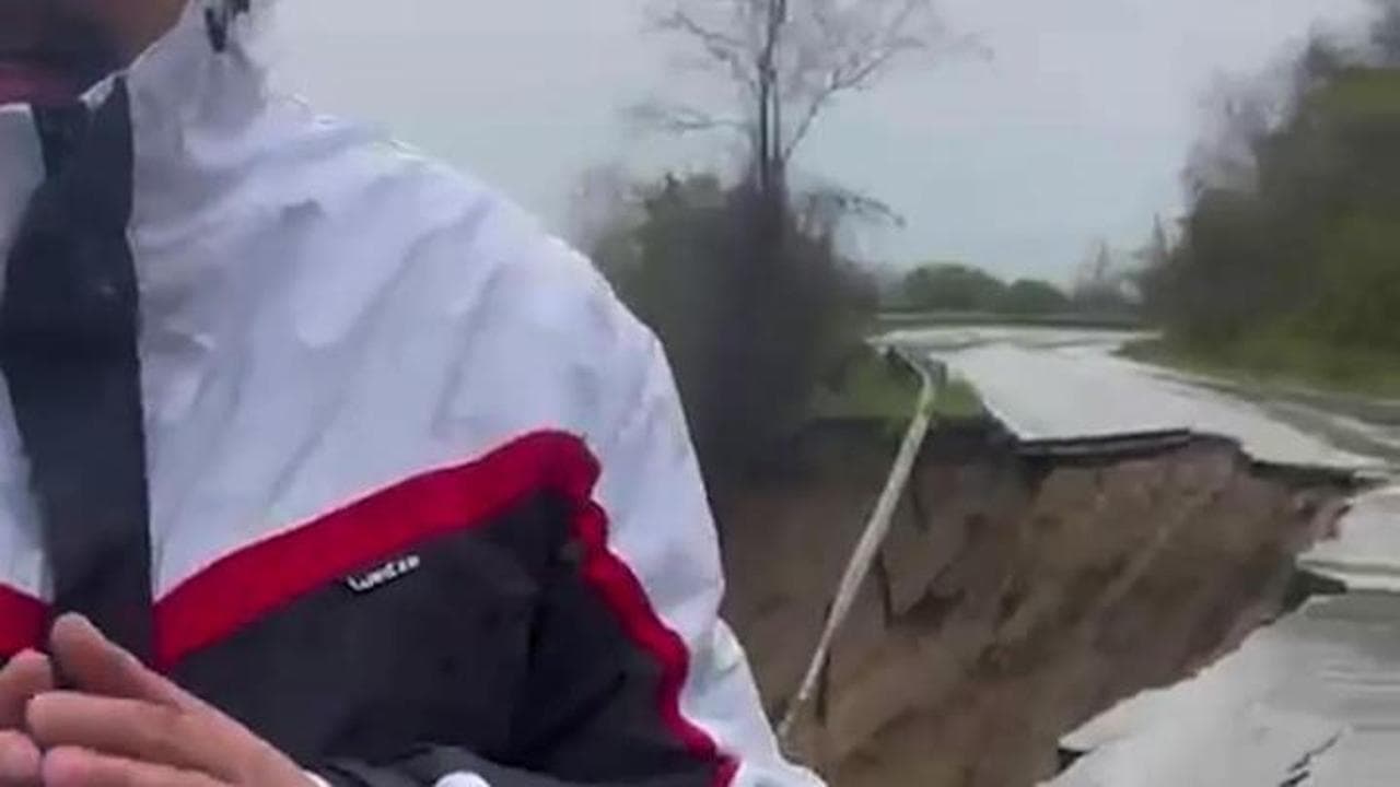 San Giuliano di Puglia, il sindaco: "La strada è franata e c'è chi forza il blocco, ma è normale?"
