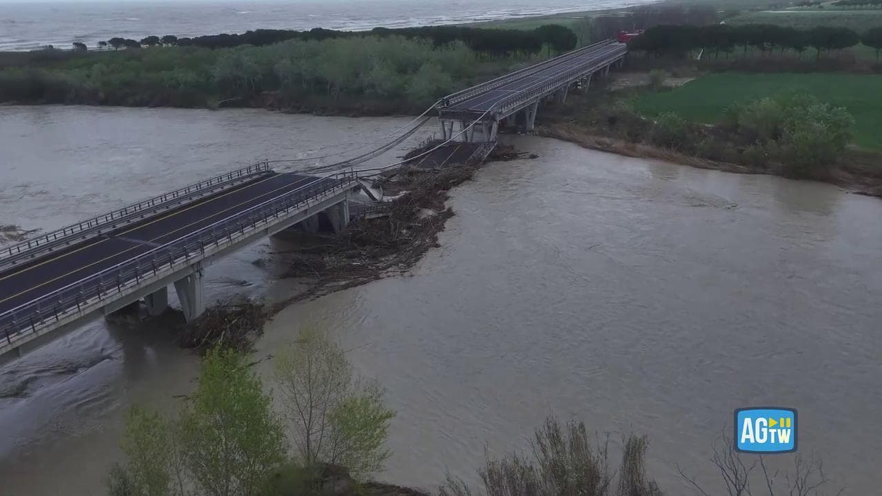 Maltempo in Molise, il Trigno si ritira dal ponte crollato. Le immagini dal drone