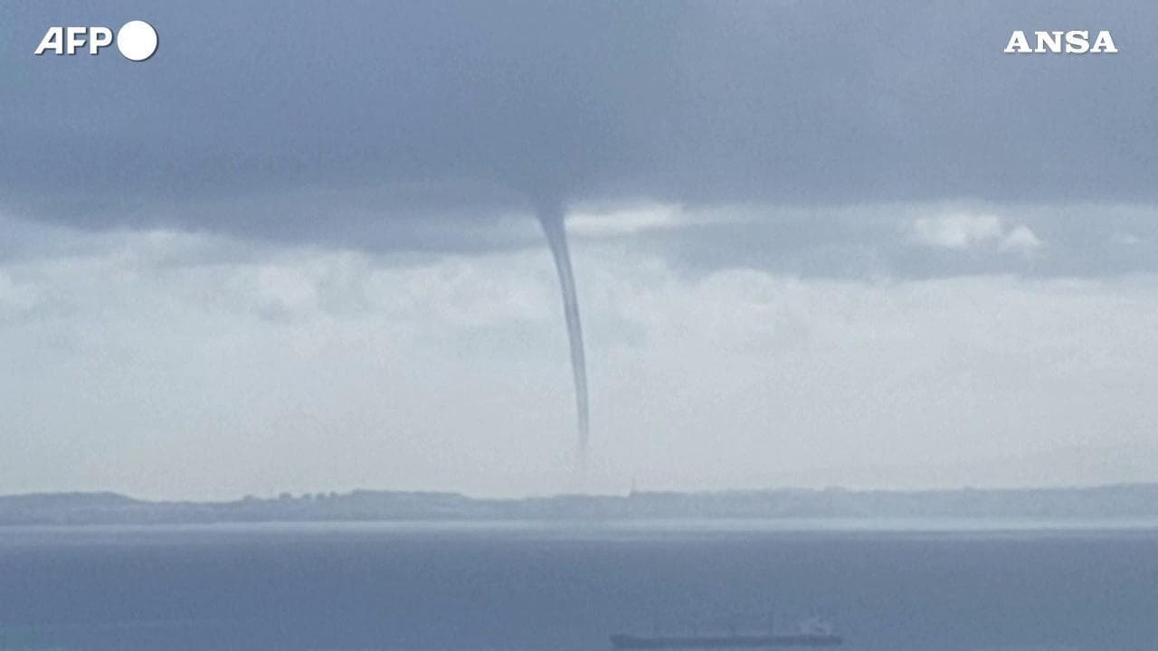 Tromba marina ad Algeri, il vortice si alza dal mare nel golfo