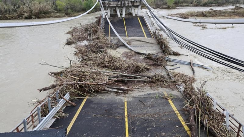 Il ponte crollato sul Trigno sommerso di acqua (foto di Alessia Candito)