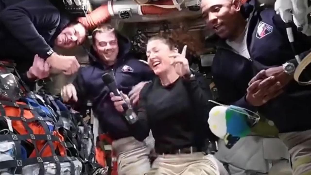 Verso la Luna, l'astronauta Koch ripara la toilette: "Orgogliosa di essere l’idraulica spaziale"