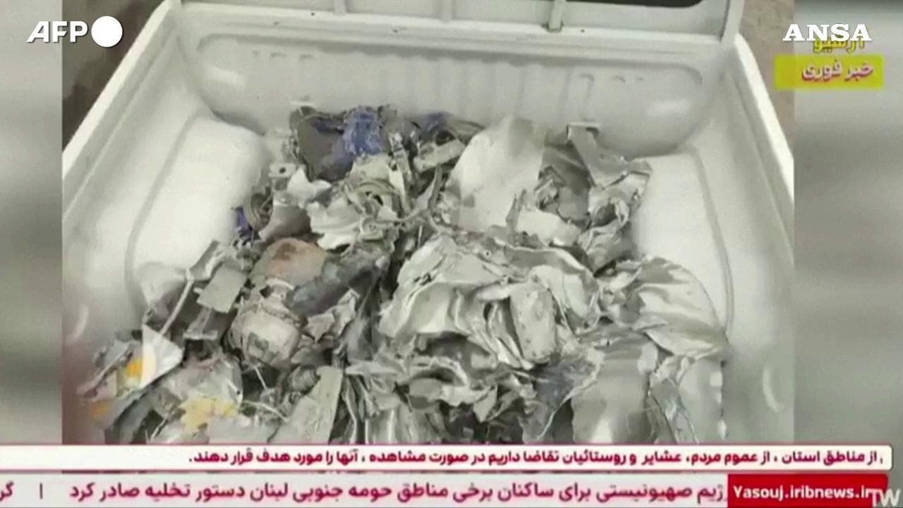 Iran: "Abbattuto un caccia Usa", la tv di Stato mostra i presunti rottami