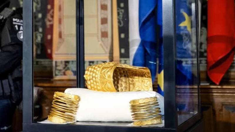L'elmo e i due braccialetti d'oro ritrovati risalenti a 2.500 anni fa