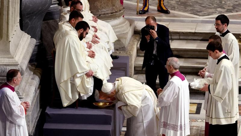 Roma, 2 aprile: papa Leone XIV durante la lavanda dei piedi