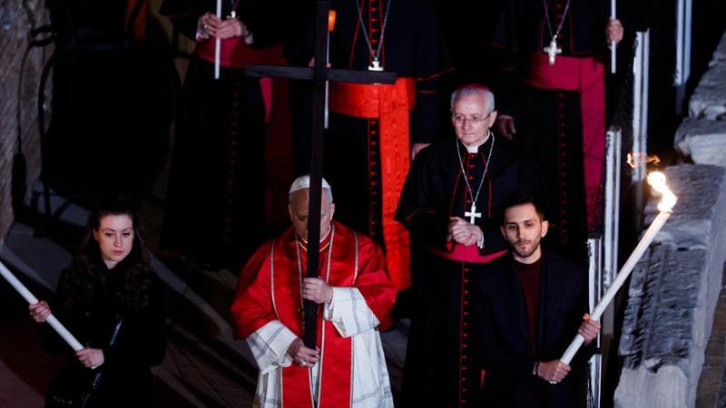 Roma, 3 aprile: papa Leone porta la croce durante la via crucis