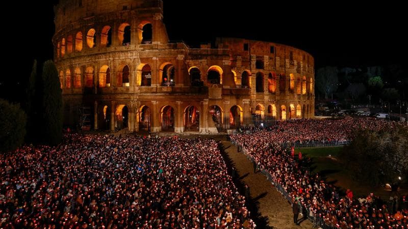 Roma, 3 aprile: i fedeli davanti al Colosseo per la via crucis