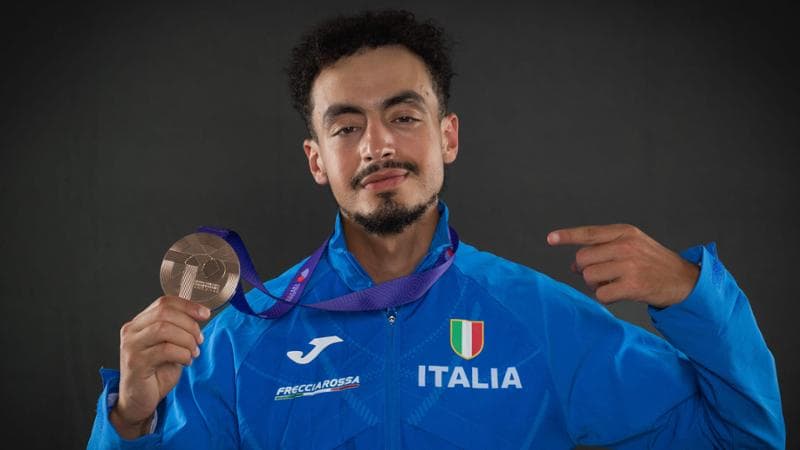 Aouani con il bronzo vinto a Tokyo