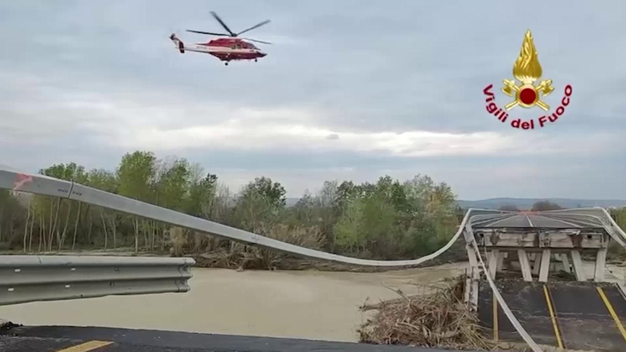 Ponte sul Trigno crollato, con i Vigli del fuoco alla ricerca dell'uomo disperso