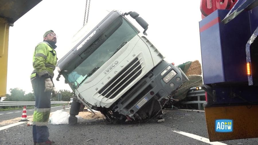 Ecco come si rimuove un camion ribaltato in autostrada: le immagini dopo l'incidente sulla a14