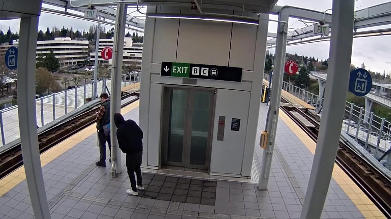 Incubo a Seattle, uomo spinto alle spalle da uno sconosciuto mentre arriva il treno