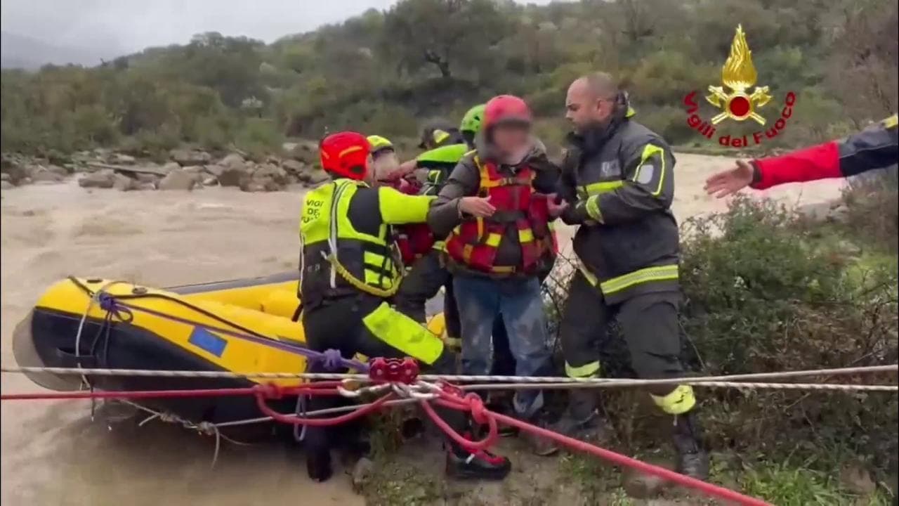 Torrente in piena nel Messinese: ecco come sono stati salvati 40 campeggiatori