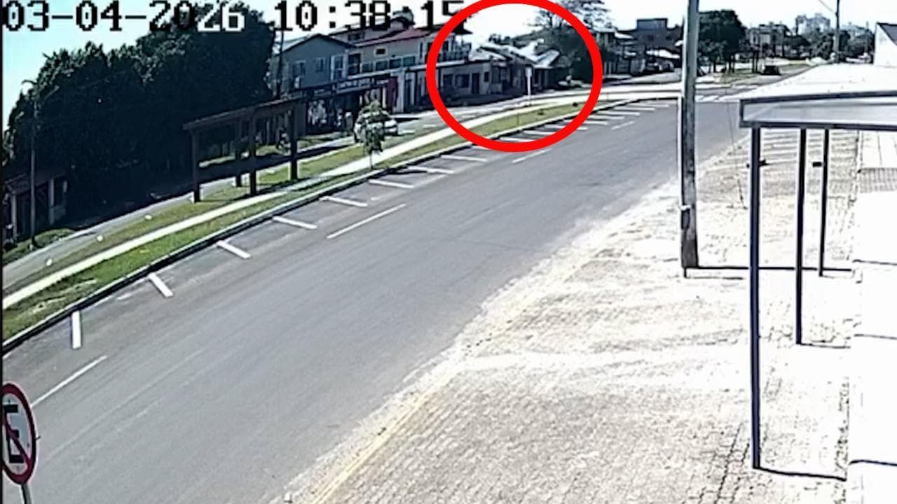 La tragedia, jet privato si schianta su un ristorante: l'impatto ripreso dalle telecamere