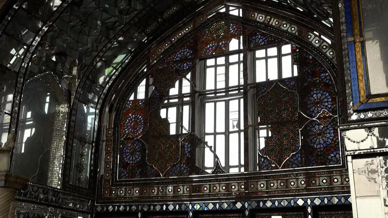 Dentro Palazzo Golestan a Teheran: il simbolo del potere persiano devastato dai raid aerei