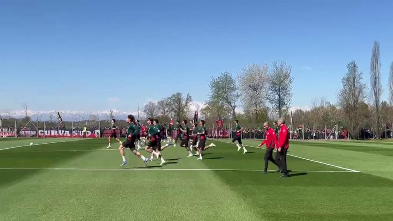 Milan, i tifosi caricano la squadra prima della sfida con il Napoli