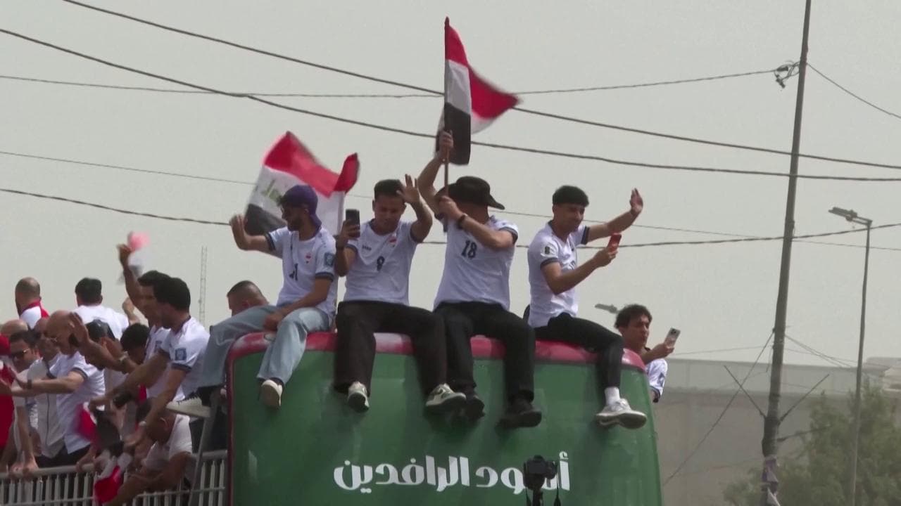 Calcio, l'Iraq festeggia il ritorno ai Mondiali dopo quarant'anni: giocatori in parata a Baghdad