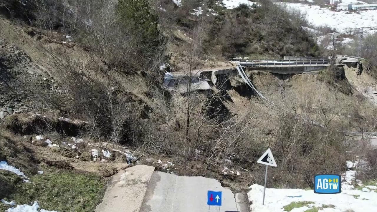 Maltempo, Castiglione Messer Marino isolata: la strada che non c'è più vista dall'alto