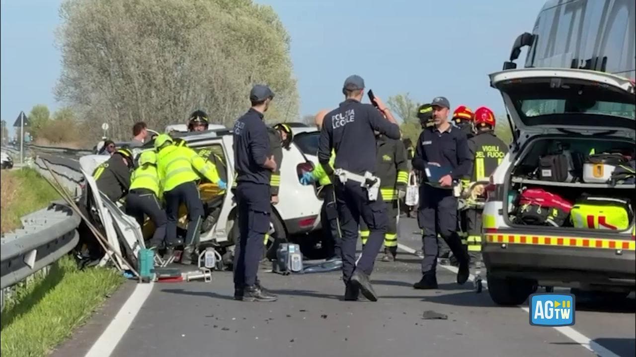 Scontro nel Veneziano tra bus e un'automobile: un morto e cinque feriti. I soccorsi