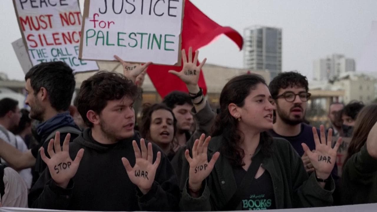 Tel Aviv, manifestazione contro la guerra. Scontri con la polizia e arresti