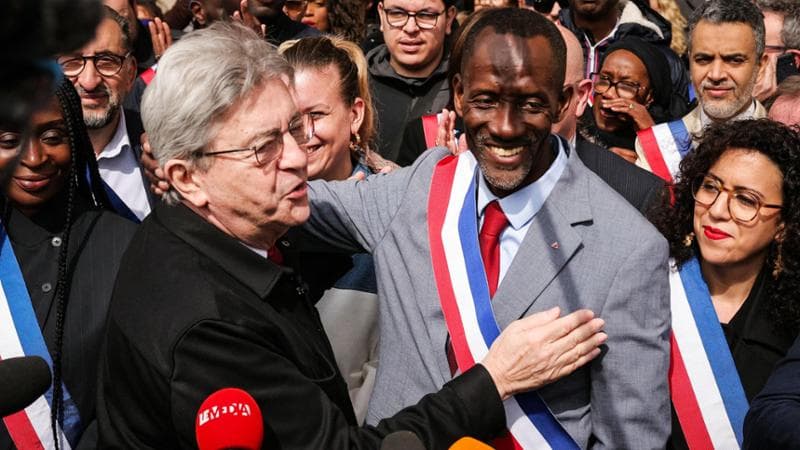 Francia, Saint Denis in piazza difende il suo sindaco dagli insulti razzisti