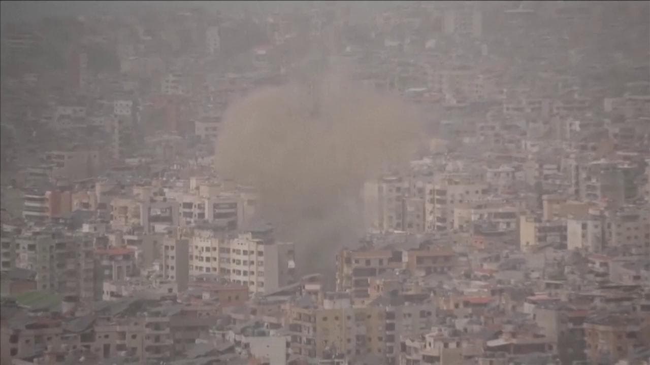 Beirut sotto attacco, raid israeliano nei sobborghi sud: colonna di fumo si leva sulla città