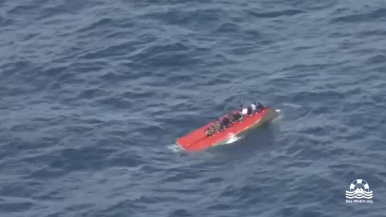 Naufragio nel Mediterraneo, decine di dispersi. Il barcone rovesciato e i salvataggi dei superstiti
